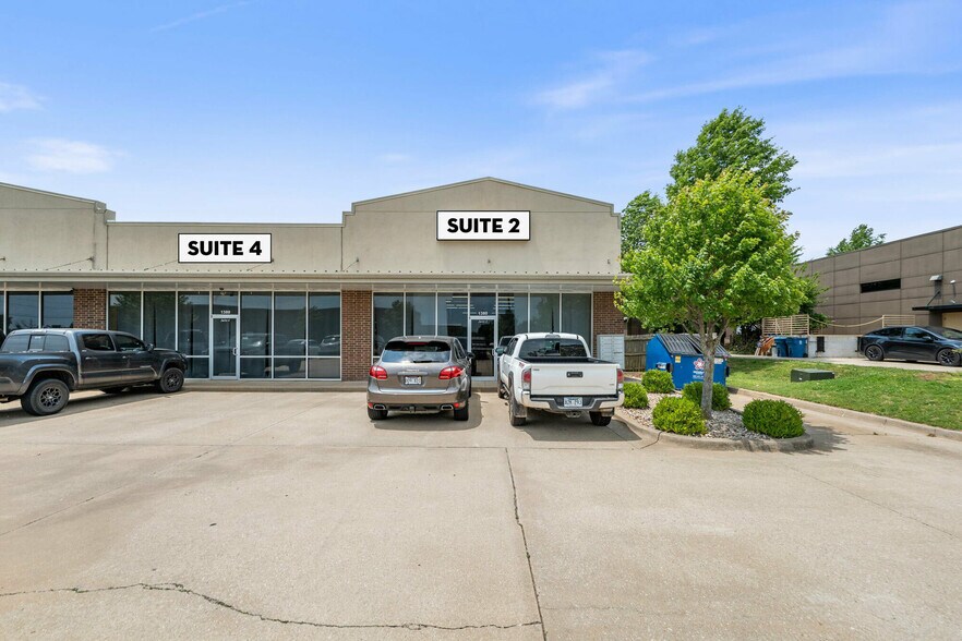 1380 SW Westpark Dr, Bentonville, AR à louer - Photo du bâtiment - Image 2 de 5