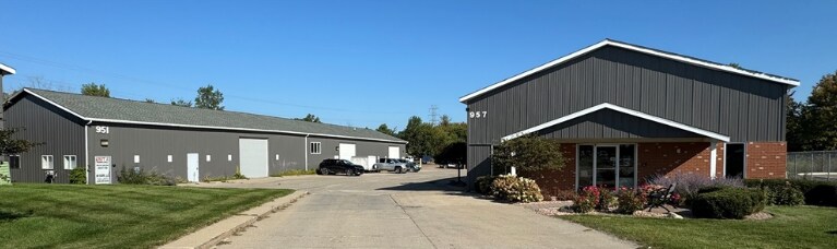 Multi-Tenant Industrial Complex portefeuille de 5 propriétés à vendre sur LoopNet.ca Photo du bâtiment- Image 1 de 7