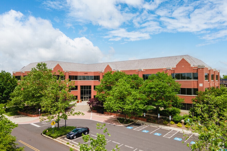 1690 Sumneytown Pike, Lansdale, PA for lease - Building Photo - Image 2 of 27