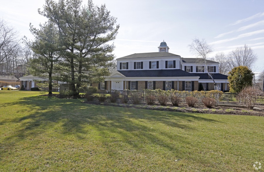 300 E Main St, Smithtown, NY à louer - Photo du bâtiment - Image 3 de 8