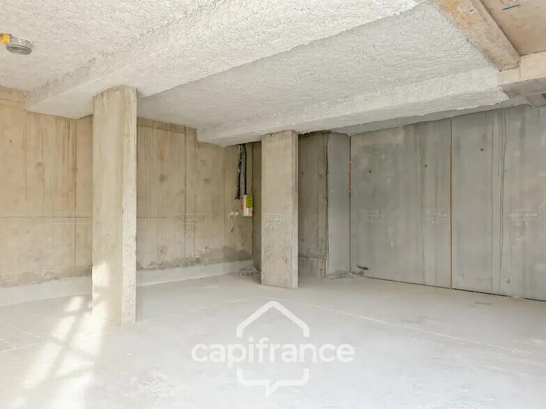 Retail in CREPIEUX-LA-PAPE for lease - Building Photo - Image 3 of 7