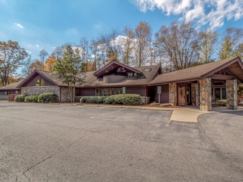 540 Hospital Dr, Clyde, NC à vendre - Photo du bâtiment - Image 2 de 41