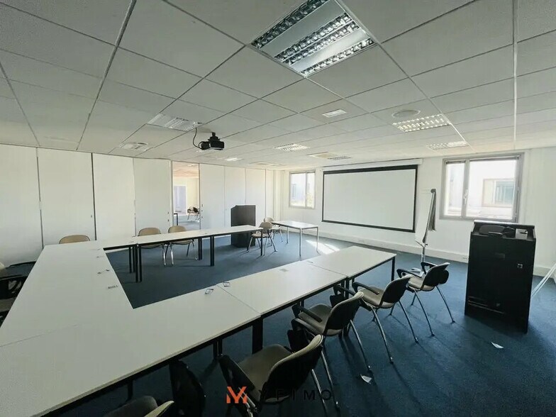 Flex in Nanterre for lease - Building Photo - Image 3 of 5