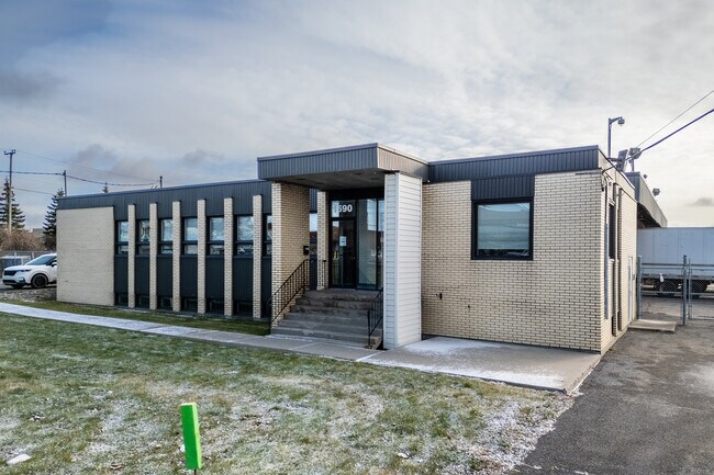 Plus de détails pour 1590 Boul Hymus, Dorval, QC - Bureau, Industriel à louer