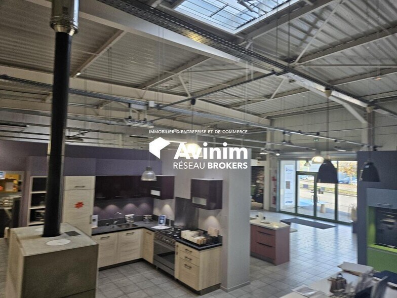 Retail in Choisey for lease - Interior Photo - Image 2 of 5