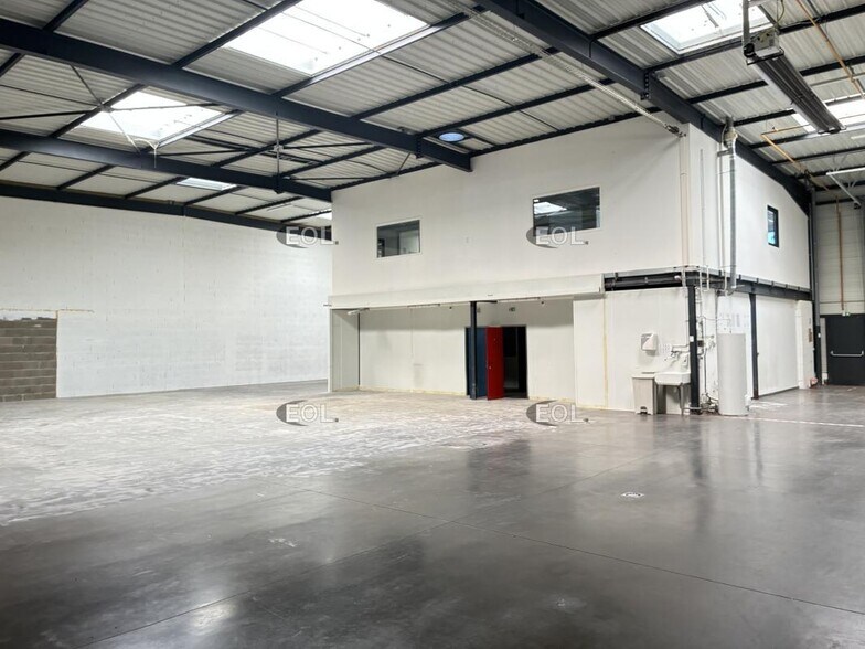 Flex in Venissieux for lease - Interior Photo - Image 3 of 12