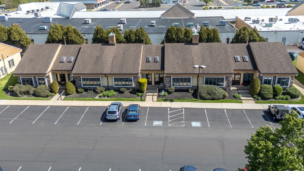 908-918 Town Center, New Britain, PA à vendre - Photo du bâtiment - Image 3 de 12