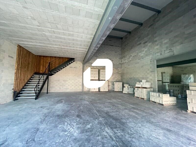 Retail in SAINT-JEAN-D'ILLAC for lease Interior Photo- Image 1 of 10