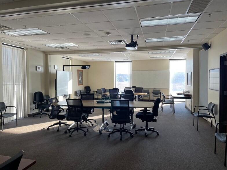 899 W Highway 96, Shoreview, MN à louer - Photo intérieure - Image 3 de 16