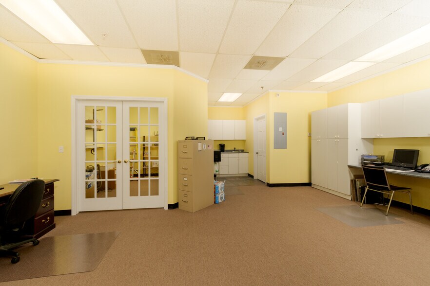 100 S Jersey Ave, East Setauket, NY à vendre - Photo du bâtiment - Image 2 de 10