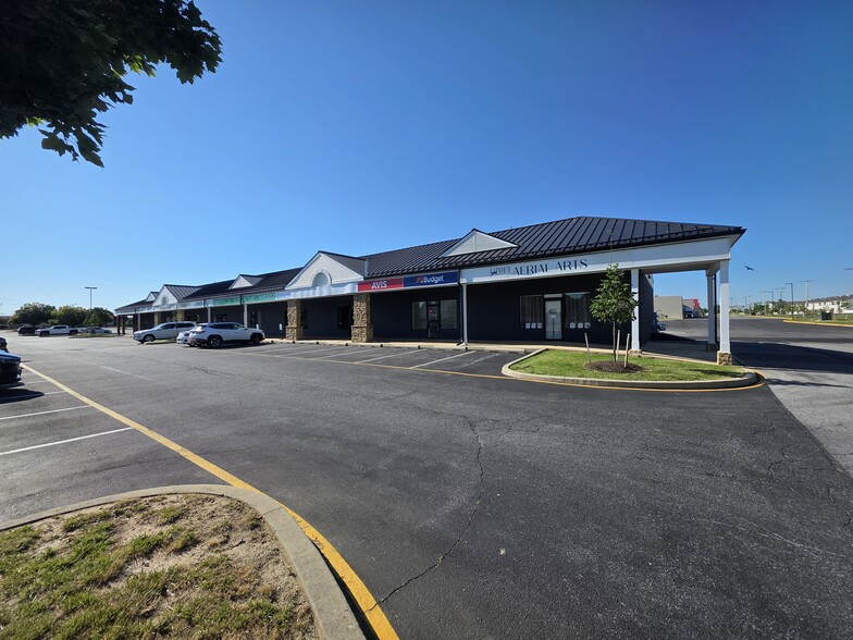 700-714 Ash Blvd, Middletown, DE for lease - Building Photo - Image 2 of 4