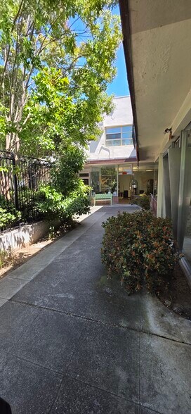 400 Benjamin Franklin Ct., San Mateo, CA à louer - Photo du bâtiment - Image 2 de 9