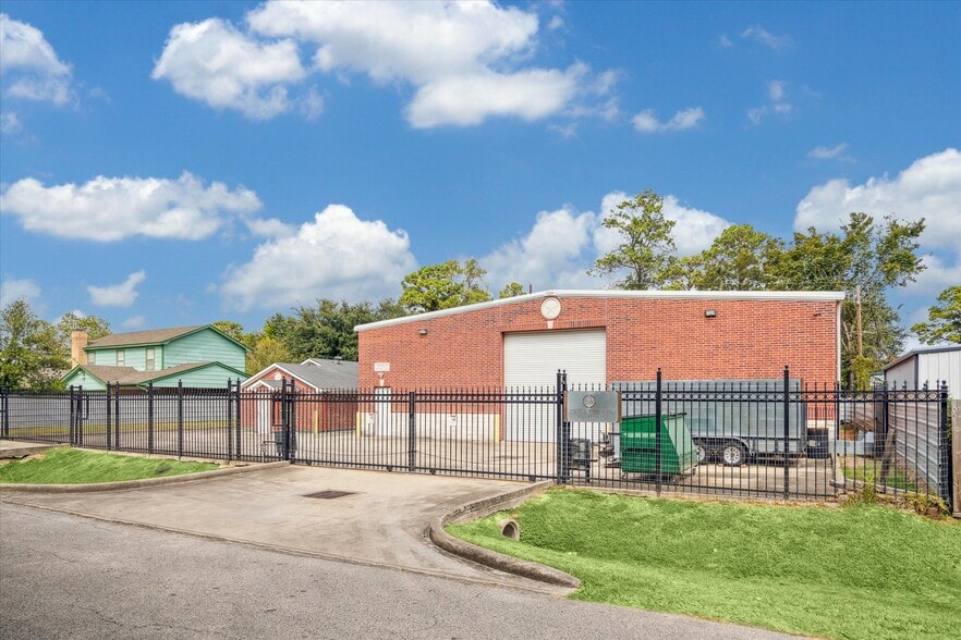 11126 Timber Crest Dr, Houston, TX for sale - Building Photo - Image 2 of 56