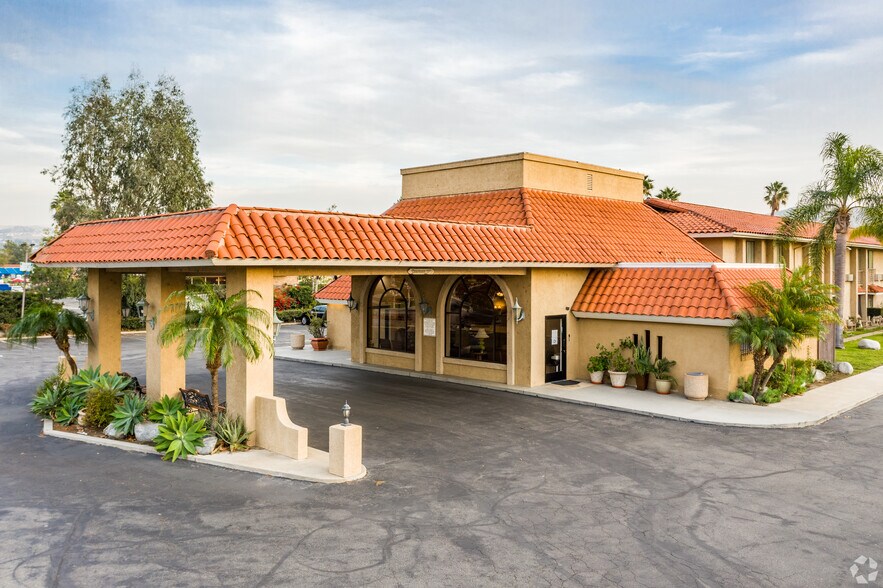 5710 E La Palma Ave, Anaheim, CA à vendre - Photo du bâtiment - Image 3 de 9
