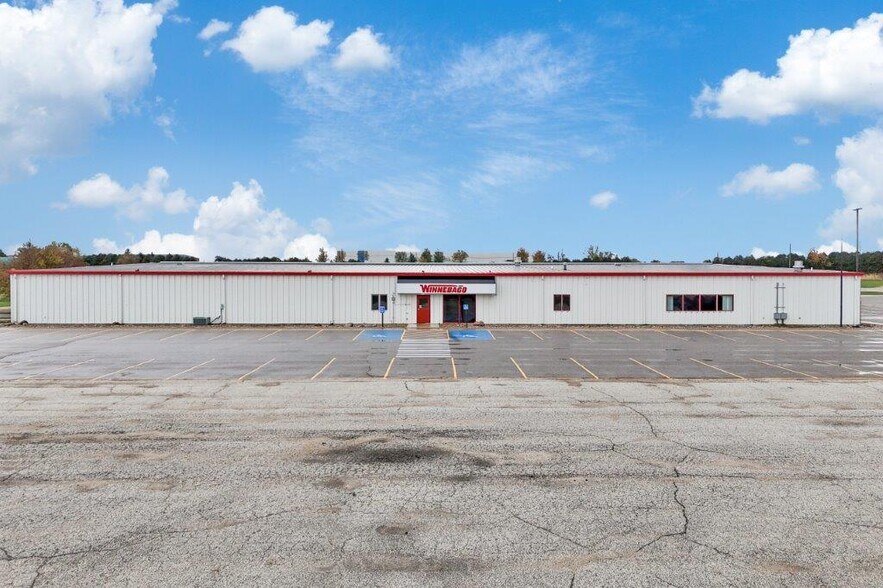 1919 SW 8th St SW, Waverly, IA à vendre - Photo du bâtiment - Image 2 de 23