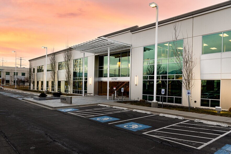 11747 S Lone Peak Pky, Draper, UT à louer - Photo du bâtiment - Image 2 de 10
