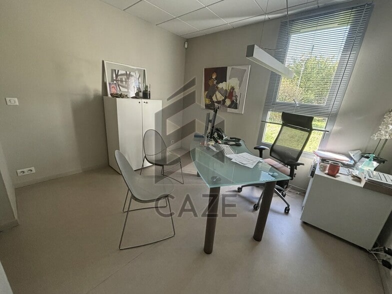 Office in Cenon for sale - Interior Photo - Image 2 of 8