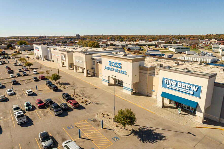 401 E Poyntz Ave, Manhattan, KS à vendre - Photo du bâtiment - Image 1 de 19