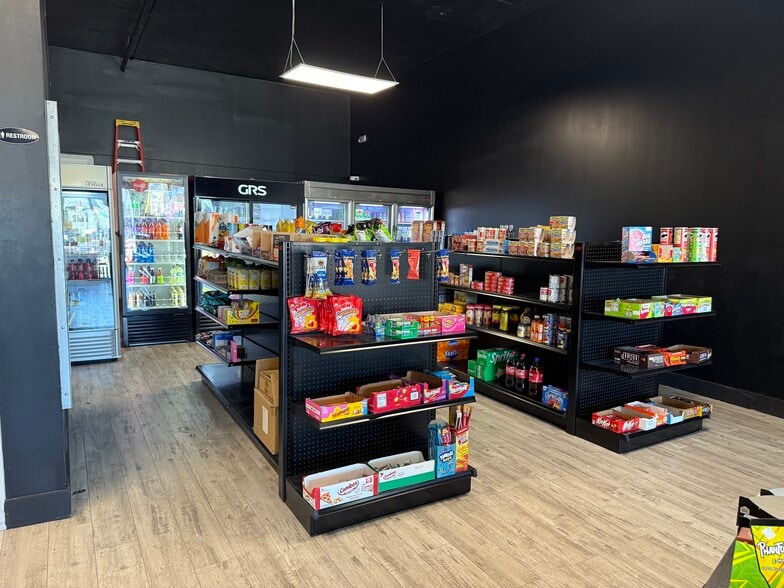 300 SW 17th Ave, Miami, FL for lease - Interior Photo - Image 3 of 7