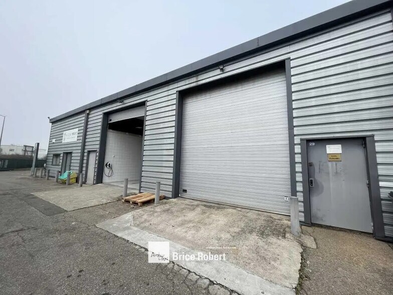 Office in Vaulx-en-Velin for lease - Building Photo - Image 1 of 4