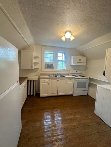 1836 Wakefield Rd SW, Roanoke, VA for sale - Interior Photo - Image 2 of 23