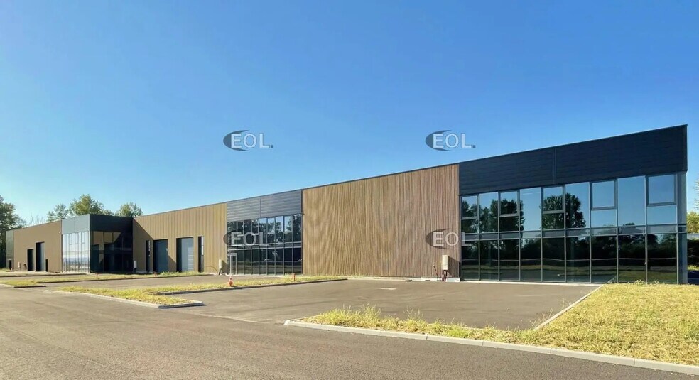 Flex dans Ambérieux à louer - Photo du bâtiment - Image 1 de 6