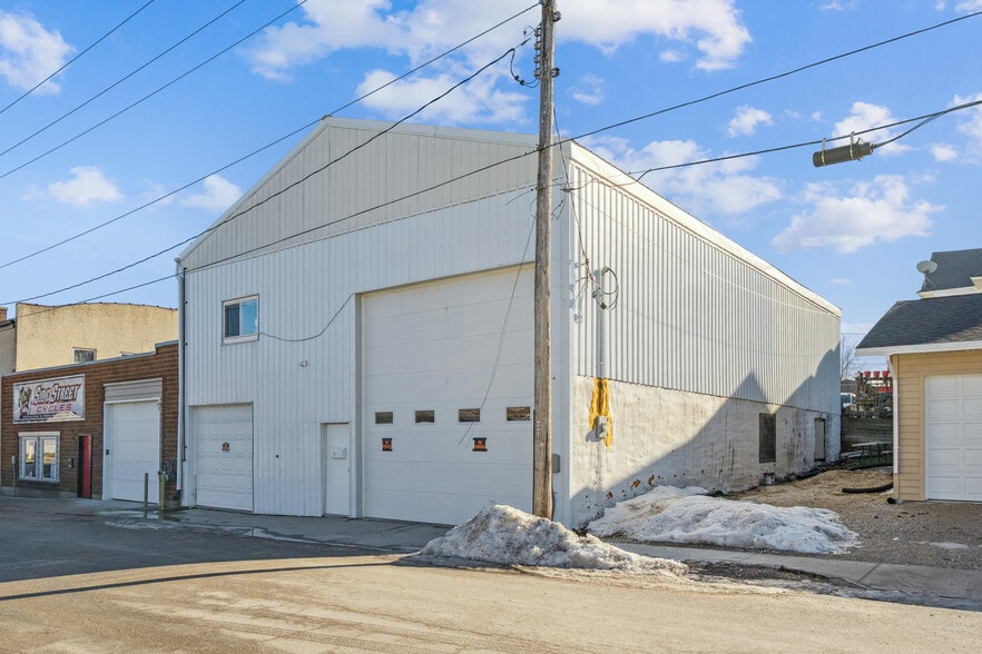 106 1st Ave NW, Waukon, IA à vendre - Photo du bâtiment - Image 2 de 23