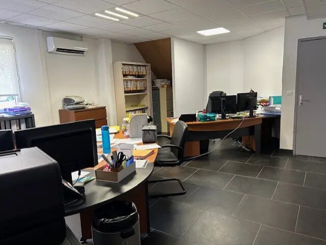 Bureau dans Salon-de-Provence à louer - Photo du bâtiment - Image 1 de 19