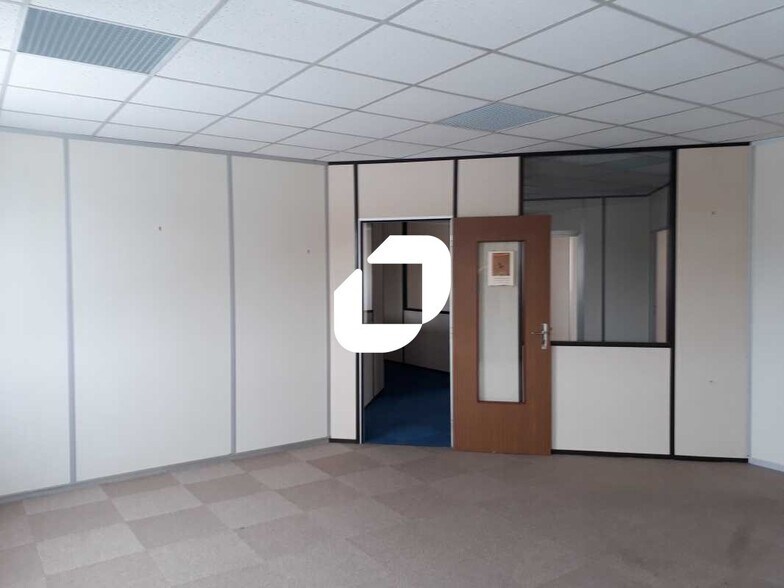 Flex in Villebon Sur Yvette for lease - Interior Photo - Image 3 of 10