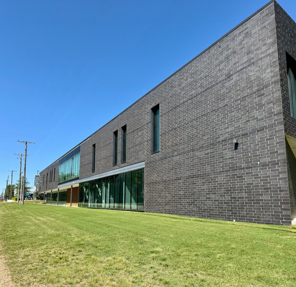 1011 SW A St, Bentonville, AR à louer - Photo du bâtiment - Image 2 de 5