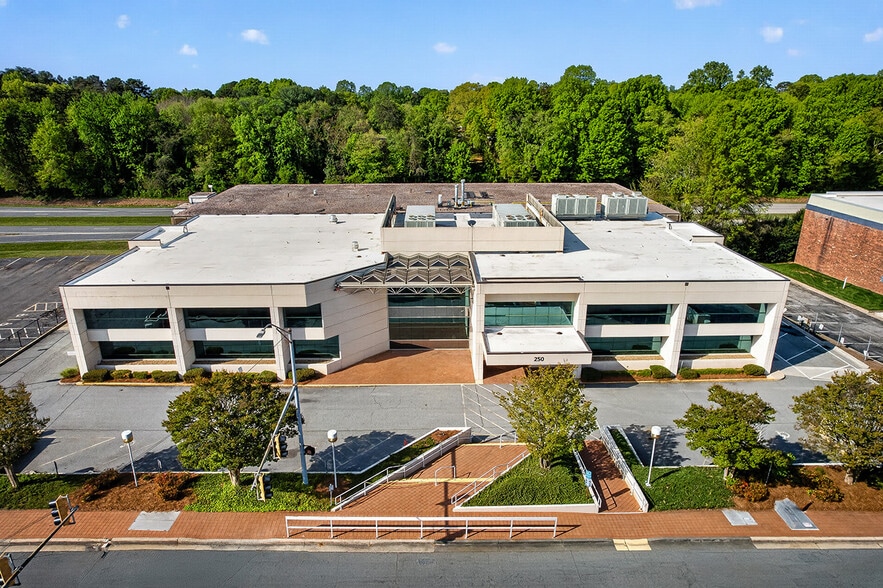 240-250 Charlois Blvd, Winston-Salem, NC à louer - Photo du bâtiment - Image 2 de 20