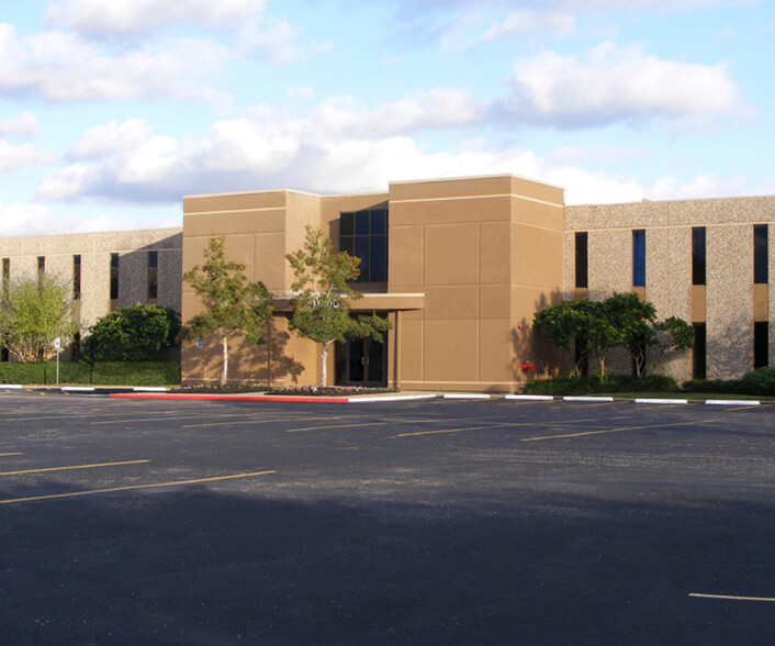 1300 Bay Area Blvd, Houston, TX for lease - Building Photo - Image 2 of 6