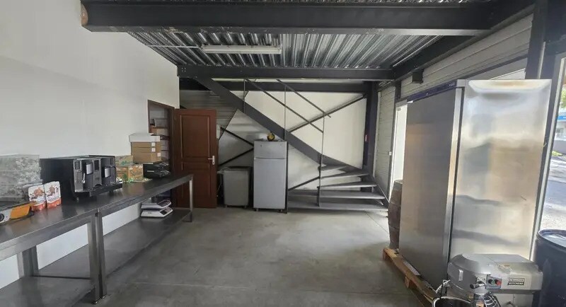 Flex in Six-Fours-les-Plages for lease Building Photo- Image 1 of 5