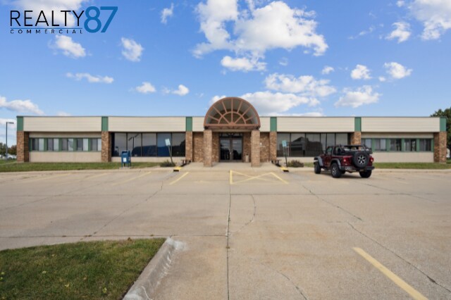 1241 Park Pl NE, Cedar Rapids, IA for lease Building Photo- Image 1 of 20