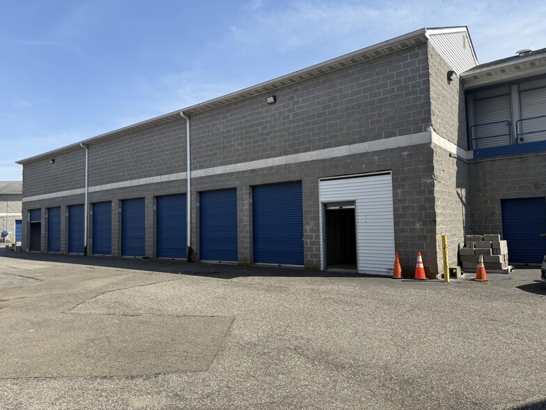 Self-Storage Portfolio portefeuille de 3 propriétés à vendre sur LoopNet.ca - Photo du bâtiment - Image 2 de 7