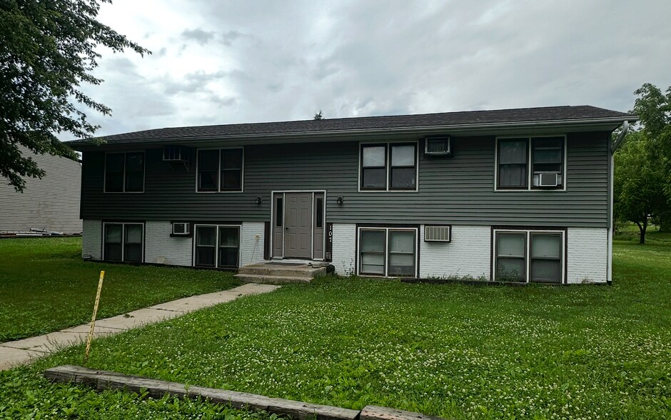 303 Cottage St NW, Shellsburg, IA à vendre - Photo du bâtiment - Image 2 de 3