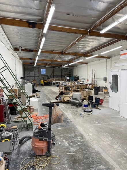 8585-8589 Canoga Ave, Canoga Park, CA for lease - Interior Photo - Image 3 of 13