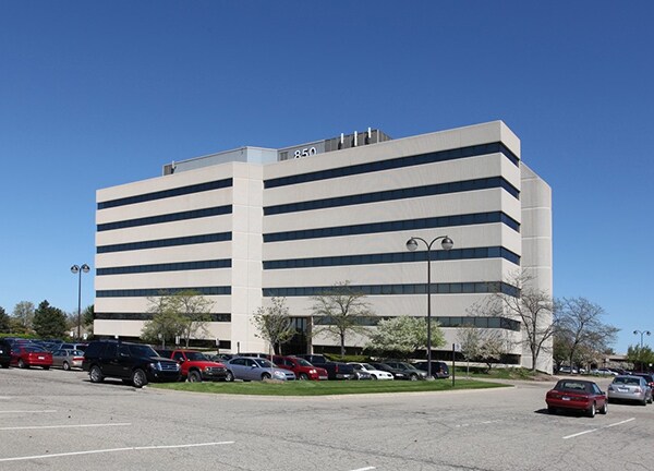 850 Stephenson Hwy, Troy, MI à louer - Photo du bâtiment - Image 2 de 5