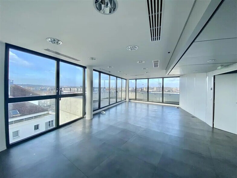 Bureau dans Rueil-Malmaison à vendre - Photo du bâtiment - Image 3 de 9
