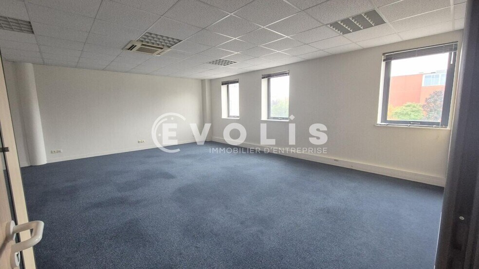 Office in Bussy Saint Georges for sale - Interior Photo - Image 2 of 8