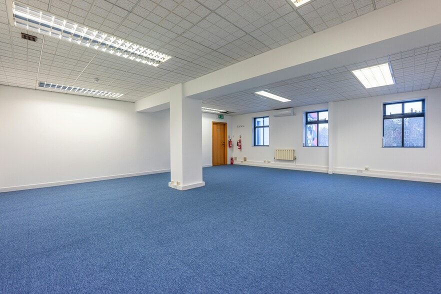 7 Kings Rd, Southsea for lease - Interior Photo - Image 3 of 21
