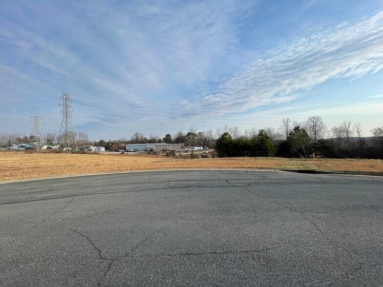 River Birch Ct, King, NC à vendre - Photo du bâtiment - Image 3 de 5