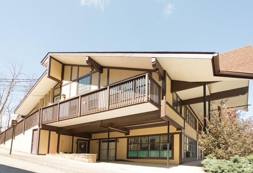 446 E Parkway, Gatlinburg, TN à louer - Photo du bâtiment - Image 3 de 12