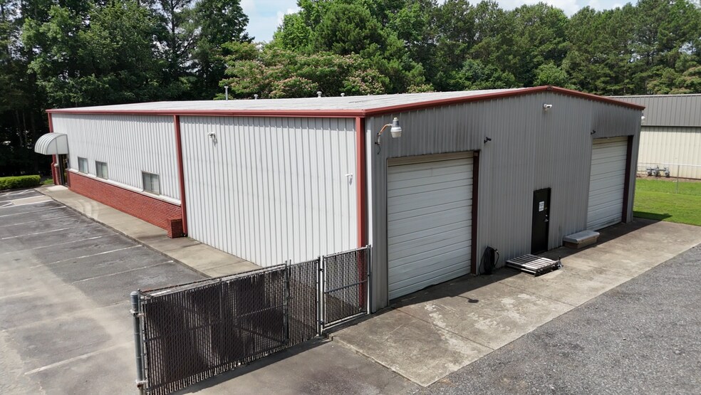 8270 Industrial Pl, Alpharetta, GA à louer - Photo du bâtiment - Image 3 de 8