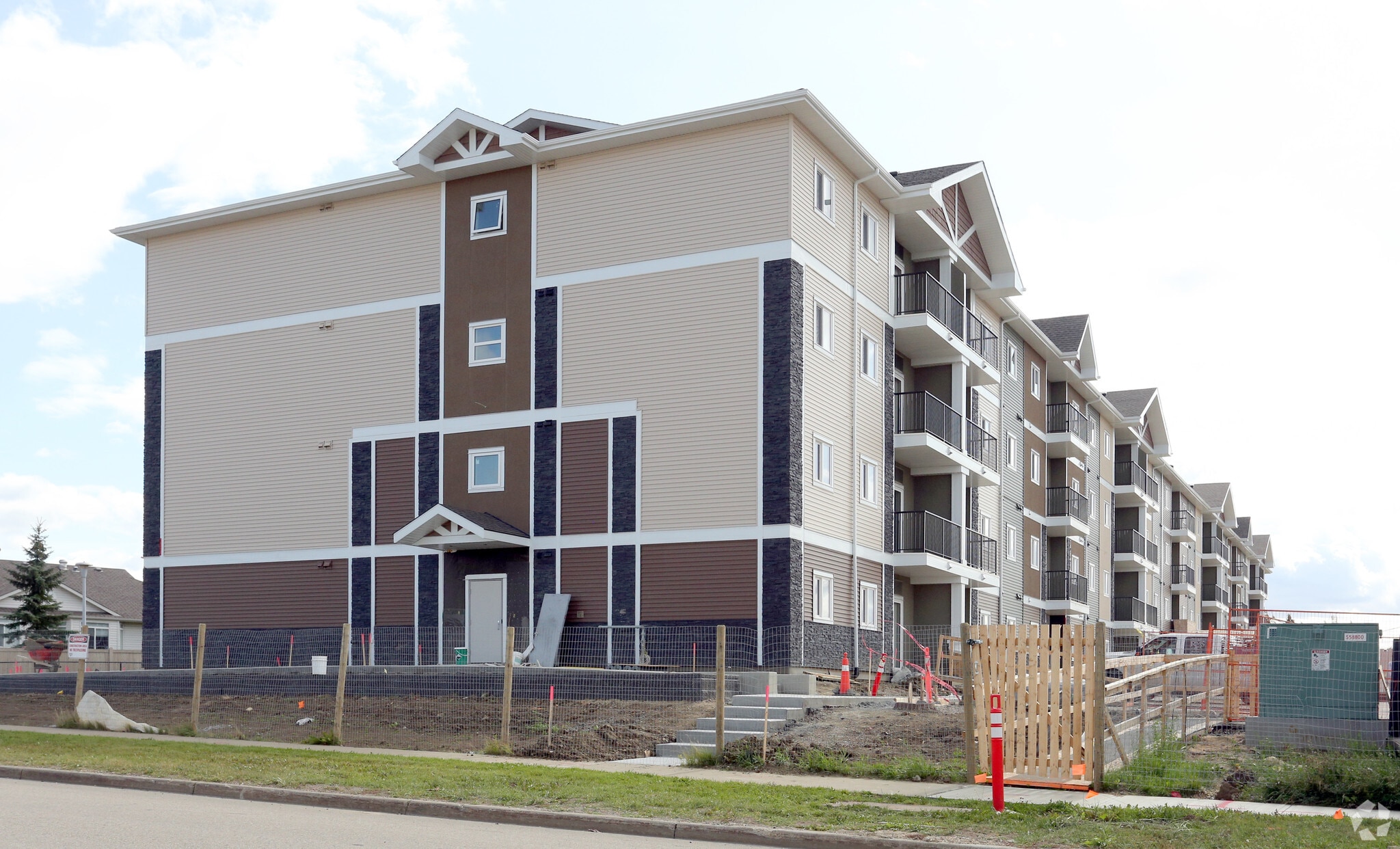 1665 Jamha Rd NW, Edmonton, AB for sale Primary Photo- Image 1 of 3