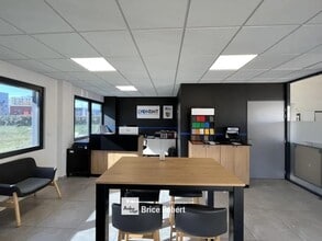 73 Rue Mathieu Dussurgey, Saint-Fons for lease Interior Photo- Image 2 of 4