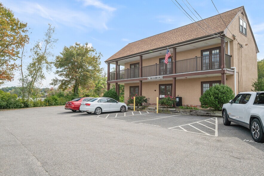 2 Douglas Pike, Smithfield, RI à vendre - Photo du bâtiment - Image 2 de 49