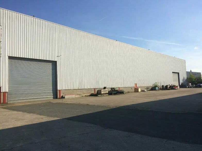 Office in SAINT-OUEN-L'AUMONE for lease - Building Photo - Image 1 of 9