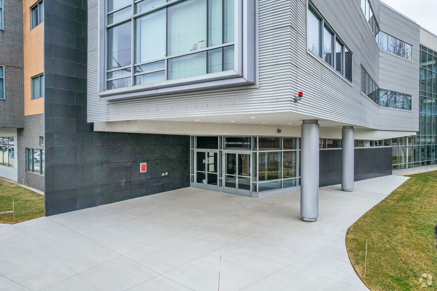 610 Lincoln St, Waltham, MA for lease - Building Photo - Image 3 of 5