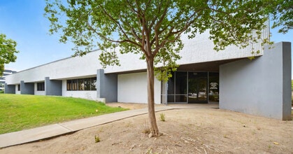3232 W MacArthur Blvd, Santa Ana, CA à louer Photo du bâtiment- Image 1 de 5